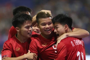 Nguyễn Văn Tùng cùng các đồng đội ăn mừng bàn thắng đầu tiên ở SEA Games 32. ẢNH: DŨNG PHƯƠNG 