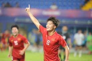 Niềm vui của Quốc Việt khi ghi bàn thắng vào lưới U22 Lào hôm 30-4. ẢNH: DŨNG PHƯƠNG 