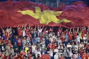 Người hâm mộ Việt Nam lèn kín sân Prince ở trận ra quân của U22 Việt Nam tại SEA Games 32. ẢNH: DŨNG PHƯƠNG 