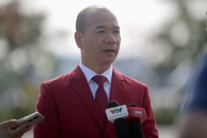 Ông Hoàng Quốc Vinh, Phó Trưởng đoàn thể thao Việt Nam ở SEA Games 32, chia sẻ với truyền thông tại lễ thượng cờ sáng 3-5. ẢNH: DŨNG PHƯƠNG 