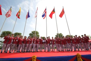 32 thành viên đại diện cho đoàn thể thao Việt Nam tham dự lễ thượng cờ SEA Games 32 sáng 3-5. ẢNH: DŨNG PHƯƠNG 