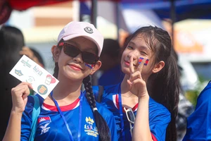 Sự háo hức của "bóng hồng" Campuchia trước lễ khai mạc SEA Games 32. ẢNH: DŨNG PHƯƠNG 