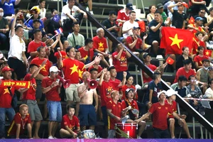Các CĐV Việt Nam sau khi cổ vũ cho U22 Việt Nam thì lập tức chuyển sang tiếp lửa cho đội bóng chuyền nữ quốc gia. ẢNH: TÂM HÀ 