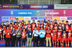 Đội tuyển nữ Việt Nam bảo vệ thành công tấm huy chương vàng ở SEA Games 32. ẢNH: DŨNG PHƯƠNG 