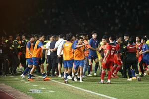 Hành phi vi thể thao giữa U22 Thái Lan và U22 Indonesia ở trận chung kết SEA Games 32. ẢNH: DŨNG PHƯƠNG 