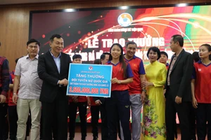 Chủ tịch VFF Trần Quốc Tuấn trao 3 tỷ 600 triệu đồng tiền thưởng cho đội tuyển nữ Việt Nam. ẢNH: NGUYỄN NAM 