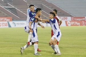 Niềm vui của các cầu thủ Phú Thọ khi có chiến thắng đầu tiên ở Giải hạng Nhất quốc gia 2023.