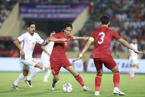 Nguyễn Tuấn Anh suýt có bàn thắng vào lưới Syria với tình huống sút xa ở cuối hiệp 1. ẢNH: MINH HOÀNG 