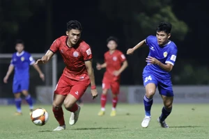 PVF (áo đỏ) và Quảng Nam (áo xanh) quyết tâm giành 3 điểm ở trận "chung kết" của mùa giải. ẢNH: MINH HOÀNG 