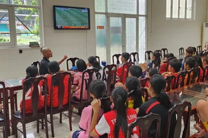 Các tài năng trẻ của bóng đá nữ TPHCM theo dõi trận ra quân của đội tuyển nữ Việt Nam ở World Cup nữ 2023. ẢNH: TÂM HÀ 