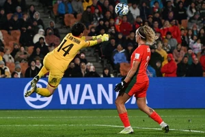 Một tình huống đấm bóng của Kim Thanh ở trận đấu với Bồ Đào Nha. ẢNH: GETTY 