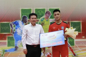 Hồ Văn Ý đoạt danh hiệu Thủ môn xuất sắc nhất Giải futsal VĐQG 2023. ẢNH: ANH TRẦN 