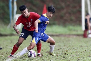 U21 HA.GL (áo đỏ) bất ngờ thua U21 Quảng Ngãi ở trận ra quân vòng loại U21 quốc gia 2023. 