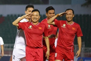 Bộ đôi cựu cầu thủ Thể Công Nguyễn Hồng Sơn và Đặng Phương Nam tái hiện kiểu chào của nhà lính để ăn mừng bàn thắng. ẢNH: NGUYỄN HOÀNG 