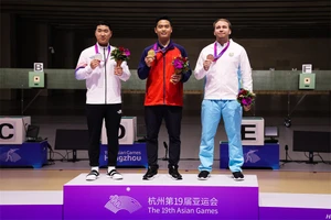 Xạ thủ Phạm Quang Huy (giữa) giành huy chương vàng ASIAD 19 đầu tiên cho thể thao Việt Nam. 