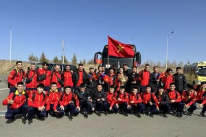 Đông đảo kiều bào ở Mông Cổ ra sân bay chào đón đội tuyển futsal Việt Nam.