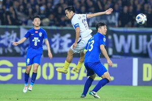 Văn Quyết cùng các cầu thủ Hà Nội FC nhận thất bại thứ 3 liên tiếp ở AFC Champions League 2023-24. ẢNH: MINH DÂN 