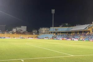 Dàn đèn sân Hàng Đẫy gặp sự cố khiến trận đấu giữa Hà Nội FC và Hải Phòng tạm hoãn. ẢNH: KIỀU OANH