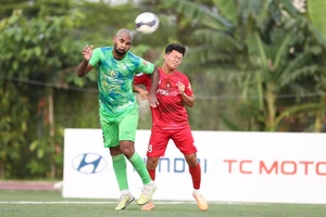 Claudecir (áo xanh) gây ra nhiều khó khăn cho Nam "nhóc", một trong những trung vệ sân 7 hay nhất của Việt Nam. ẢNH: TÂM HÀ 