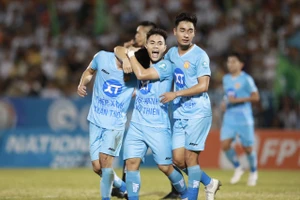 Niềm vui của các cầu thủ Nam Định khi thắng đậm Bình Phước ở Cúp quốc gia 2023-24. ẢNH: ANH TRẦN 