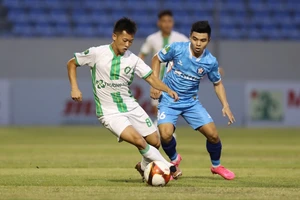 Bình Phước (áo trắng) và Đà Nẵng cùng làm khách ở vòng 5 Giải hạng Nhất quốc gia 2023-24. 