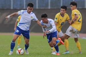 Cựu tuyển thủ U20 Việt Nam Trần Thành (số 10) ghi bàn thắng duy nhất giúp Huế vượt qua Đồng Tháp. ẢNH: TÂM HÀ 