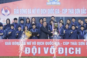 Chủ tịch VFF Trần Quốc Tuấn trao chức vô địch Giải nữ VĐQG 2023 cho CLB nữ TPHCM I