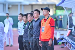 HLV Vũ Như Thành (áo cam) trở lại dẫn dắt đội hạng Nhất Phú Thọ
