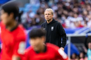 HLV Klinsmann của Hàn Quốc không hài lòng về quyết định từ trọng tài. ẢNH: GETTY 