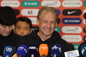 HLV Klinsmann rạng ngời trả lời phỏng vấn dù bị CĐV la ó, yêu cầu từ chức. 