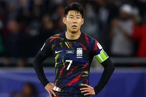 Hai ngón tay của Son Heung-min được băng bó ở trận bán kết Asian Cup 2023. 