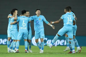 Niềm vui của các cầu thủ Nam Định khi vượt qua đội chủ nhà Hải Phòng. 