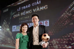 Nguyễn Hoàng Đức cùng mẹ của nam cầu thủ ở gala trao thưởng Quả bóng vàng Việt Nam 2022.
