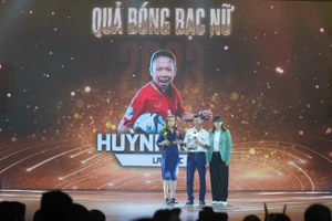 Cựu tuyển thủ Đặng Thị Kiều Trinh trao Quả bóng bạc nữ 2023 cho cha mẹ của Huỳnh Như. ẢNH: DŨNG PHƯƠNG 
