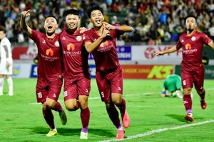 Niềm vui của Hà Đức Chinh khi ghi bàn thắng vào lưới Nam Định. 