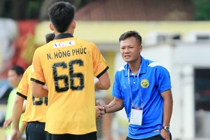 Thầy trò HLV Phạm Thành Lương sẽ tiến gần mục tiêu trụ hạng nếu vượt qua đội cuối bảng Phú Thọ. 
