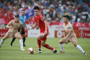 Hoàng Đức (Viettel FC) và Quang Hải (CAHN) sẽ có cuộc đối đầu đầy hấp dẫn ở khu trung tuyến. ẢNH: VPF 