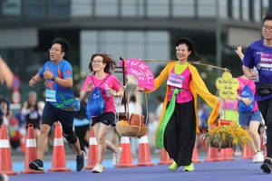 Nữ runner Phạm Thị Hảo tự hào khi đưa hình ảnh “Thái Bình quê lúa là nôi hát chèo” vào Run To Live 2024. ẢNH: DŨNG PHƯƠNG 