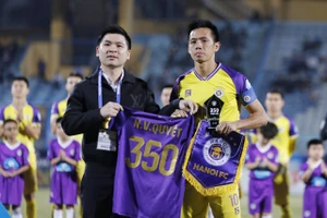 Chủ tịch Đỗ Vinh Quang của Hà Nội FC tri ân Văn Quyết. ẢNH: MINH HOÀNG 