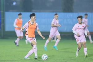 Hai tuyển thủ U23 Việt Nam Nguyễn Đình Bắc (trái) và Hoàng Vĩnh Nguyên (phải) đang tích cực tập luyện cùng HLV Troussier. 