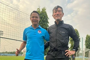 Cựu tuyển thủ Hồ Thanh Thưởng (trái) được bổ nhiệm làm HLV trưởng của Hòa Bình. 
