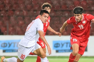 Tiền đạo Nguyễn Minh Quang có những cơ hội tiếp cận khung thành của U23 Tajikistan nhưng bỏ lỡ. 