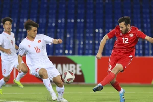 Lê Quốc Nhật Nam gây ấn tượng với pha đá phạt thành bàn từ cự ly hơn 30m vào lưới U23 Tajikistan. 