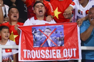 Người hâm mộ Việt Nam yêu cầu HLV Troussier từ chức sau thất bại trước Indonesia. ẢNH: MINH HOÀNG 