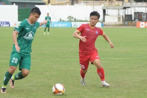 Tuyển thủ U23 Việt Nam Lê Quốc Nhật Nam (phải) quyết tâm cùng PVF vượt qua PĐ.Ninh Bình. ẢNH: VPF 