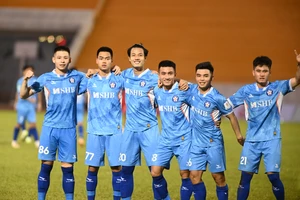 Niềm vui của các cầu thủ Đà Nẵng trên sân Đồng Nai. ẢNH: DŨNG PHƯƠNG 