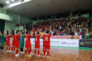 Đội tuyển futsal Việt Nam gửi lời cảm ơn đến người hâm mộ đã đến theo dõi Giải futsal giao hữu quốc tế 2024. ẢNH: ANH TRẦN