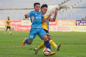 Tuyển thủ U23 Việt Nam Nguyễn Minh Quang cùng Đà Nẵng đang tiến gần hơn tấm vé thăng hạng V-League. ẢNH: XUÂN HIẾU 