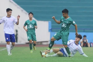 Các cầu thủ Phú Thọ (áo trắng) chỉ cầm hòa PĐ.Ninh Bình dù chơi hơn người. 