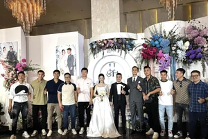 Đương kim Quả bóng vàng Nguyễn Hoàng Đức cùng các đồng đội ở Viettel FC tham dự đám cưới của Quang Hải. 